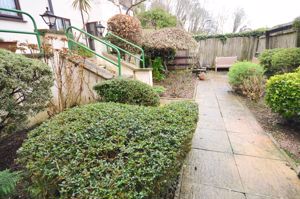 Wren Court, Brixham - communal gdn- click for photo gallery